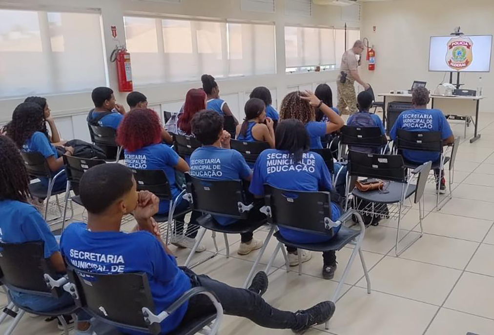 Estudantes de Cabo Frio exploram o sistema judiciário em ação educativa de cidadania