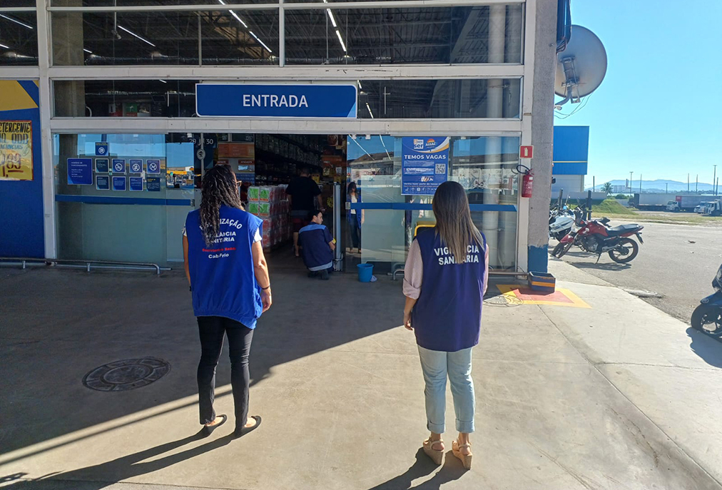 Dedetizou, mas ainda tem barata? Supermercado de Cabo Frio é vistoriado após alerta nas redes
