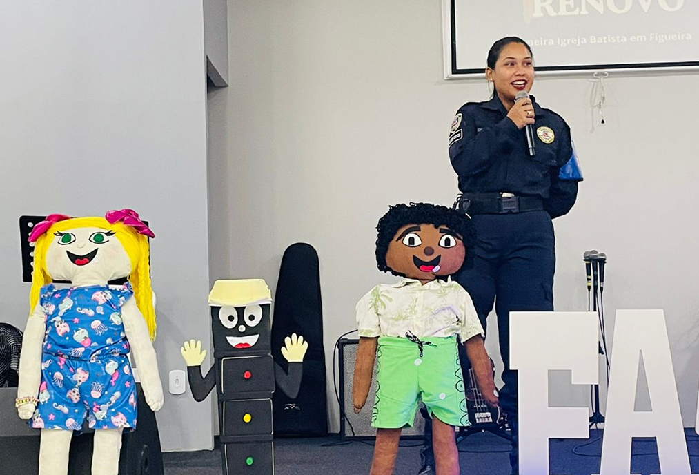 Arraial do Cabo amplia ações de prevenção com palestra da Ronda Escolar na Primeira Igreja Batista de Figueira