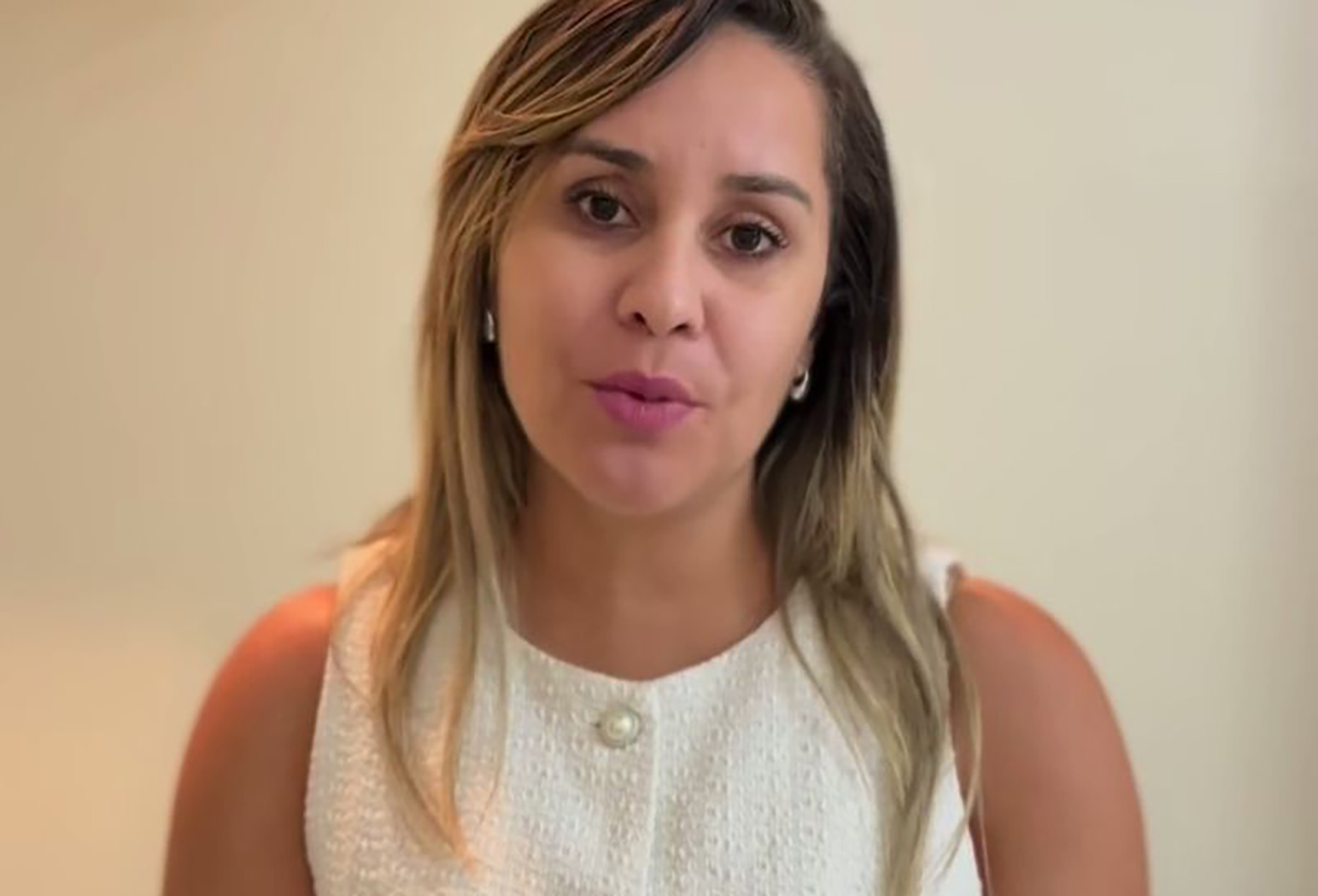 Prefeita de Araruama promete enviar à Câmara projeto com gratificação graúda para os professores