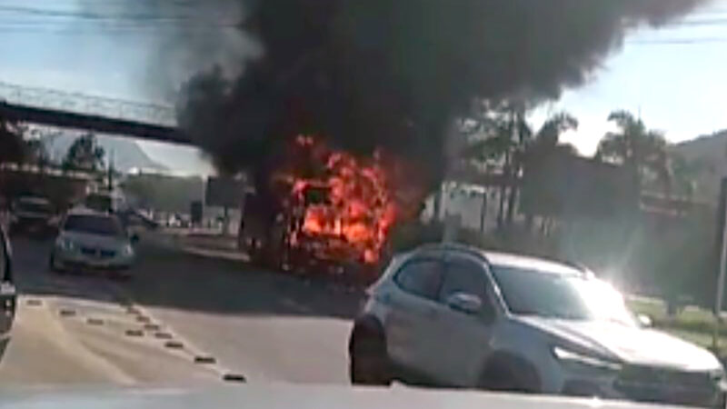Ônibus “Vermelhinho” em fase de testes pega fogo na RJ-106 em Maricá; ninguém ficou ferido