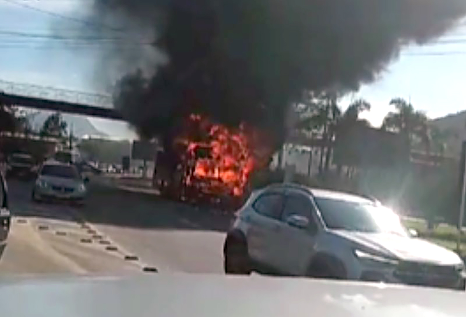 Ônibus “Vermelhinho” em fase de testes pega fogo na RJ-106 em Maricá; ninguém ficou ferido