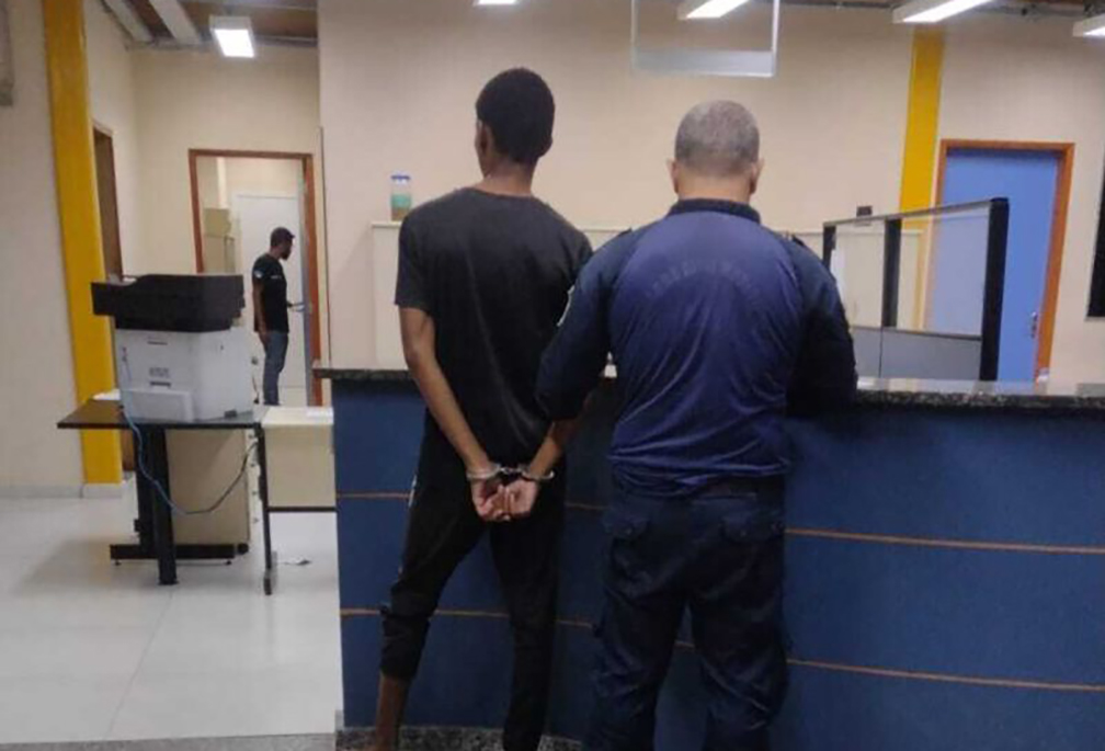 Guarda Municipal de São Pedro da Aldeia acha adolescente que roubou celular em praça do Centro