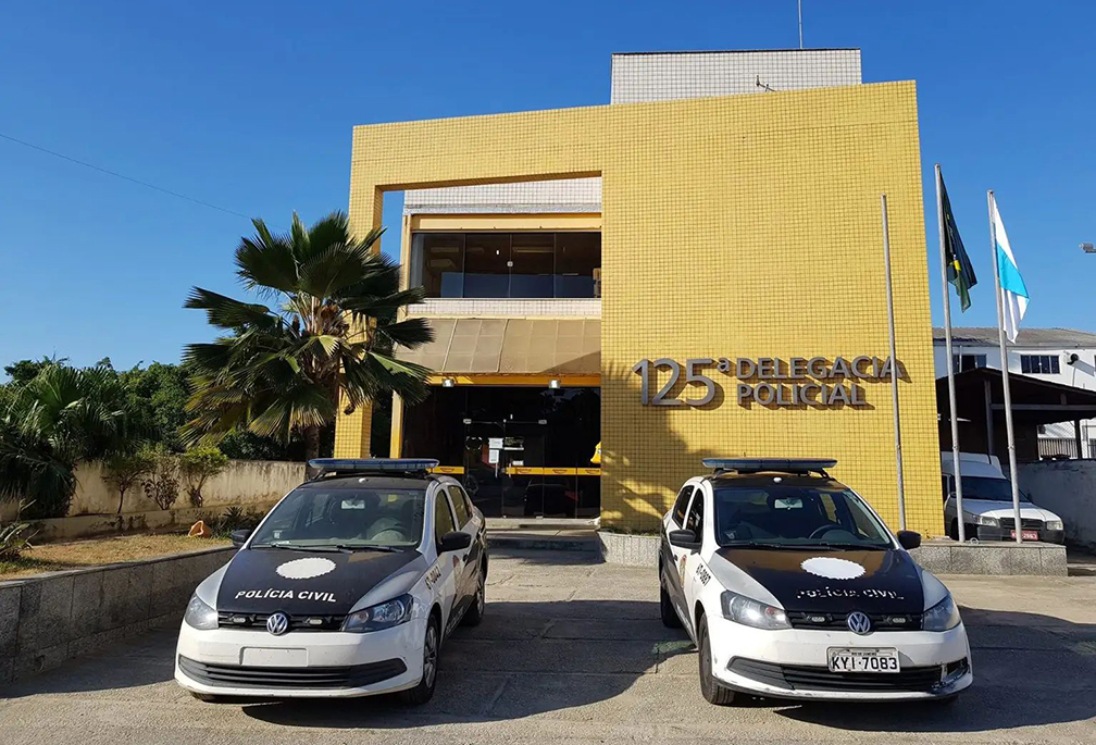 Polícia invade apartamento e liberta mulher rendida pelo parceiro com faca e mordaça, em São Pedro da Aldeia