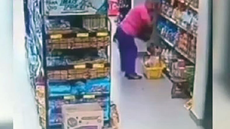 Flagra leva idosa à prisão após furto de carnes e uísque em supermercado de Araruama