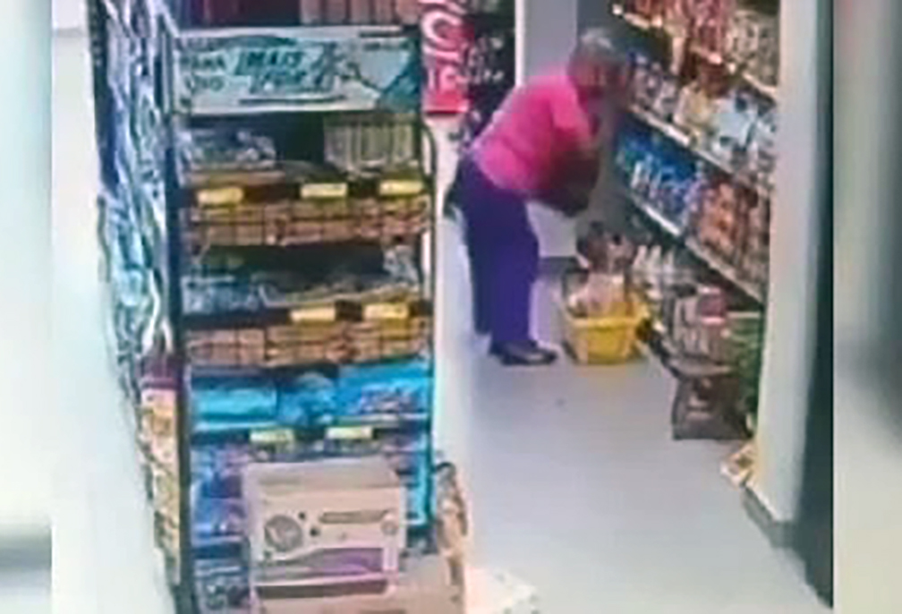 Flagra leva idosa à prisão após furto de carnes e uísque em supermercado de Araruama