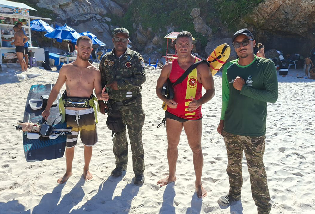 Mar revolto de Arraial do Cabo exige socorro imediato a praticante de kitesurf