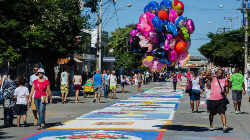Araruama valoriza tradição e solidariedade com campanha dos tapetes de sal do Corpus Christi