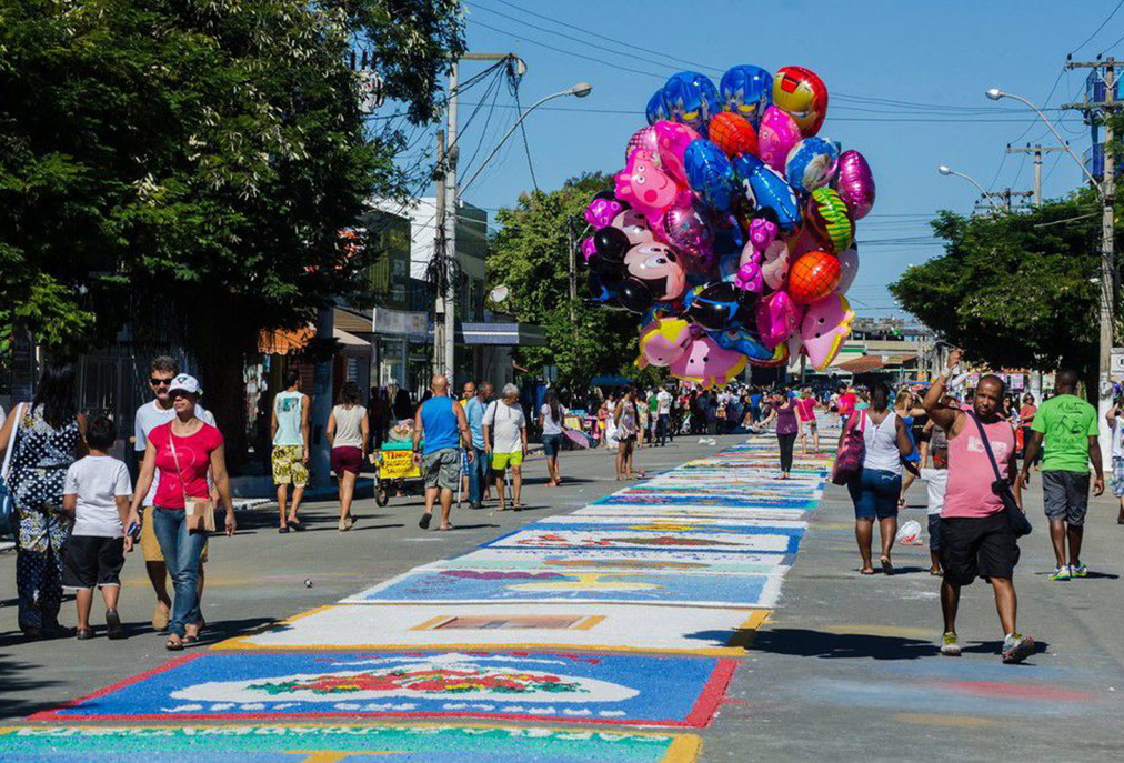 Araruama valoriza tradição e solidariedade com campanha dos tapetes de sal do Corpus Christi