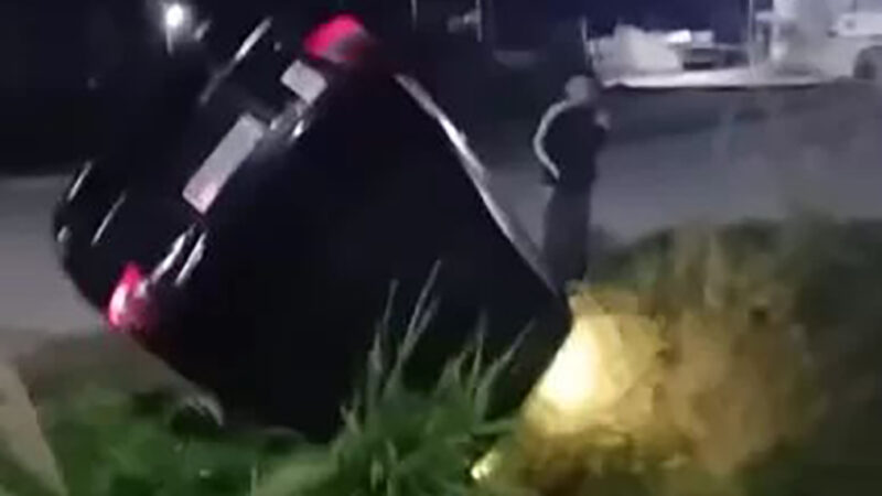 Motorista perde o controle e carro vai parar em valão em Iguaba; estado de saúde é desconhecido