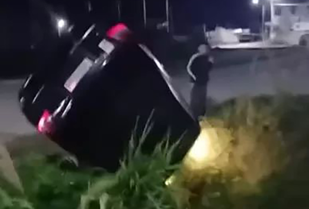 Motorista perde o controle e carro vai parar em valão em Iguaba; estado de saúde é desconhecido