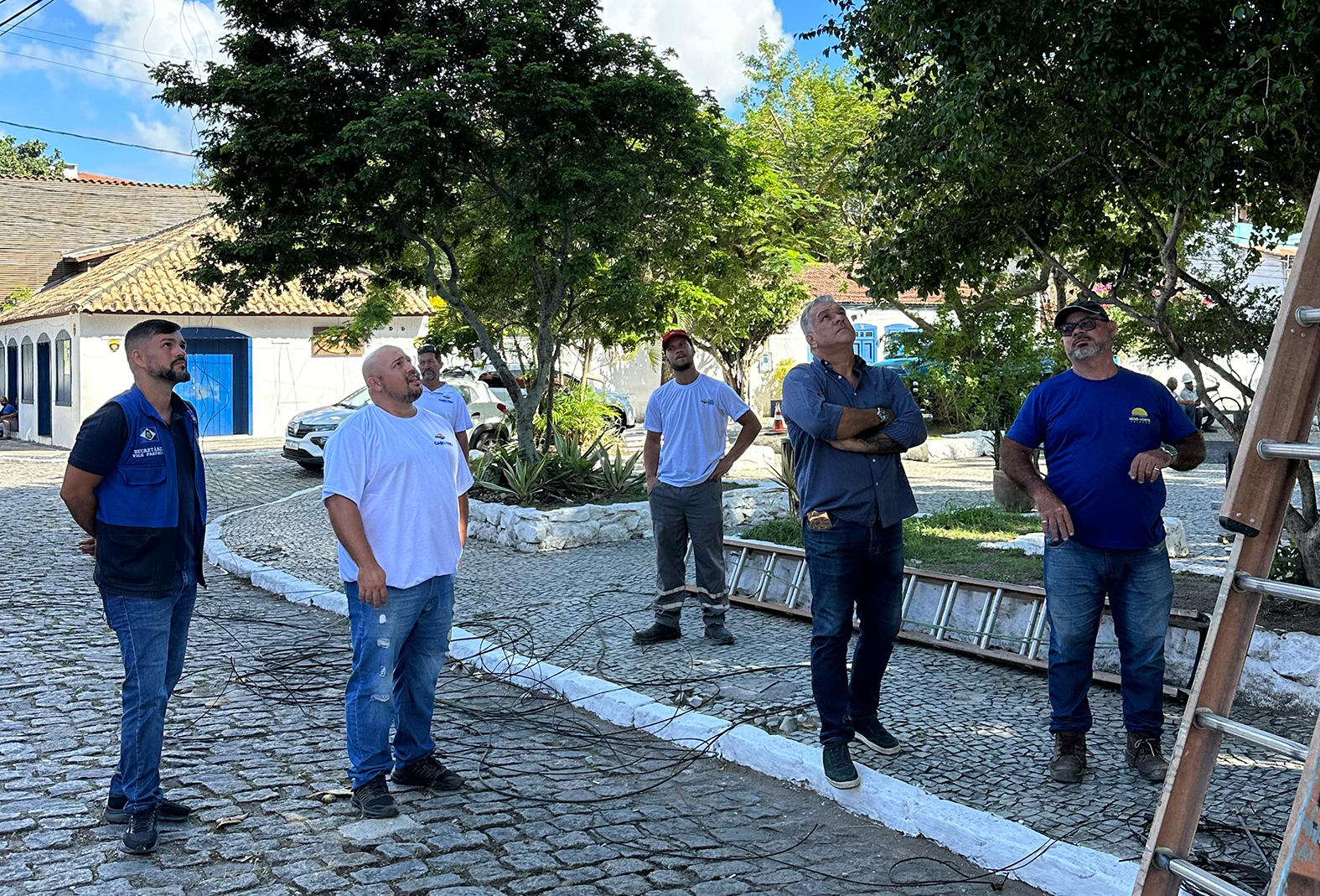 Chega de fios caídos: Cabo Frio inicia operação para limpar postes e garantir mais segurança