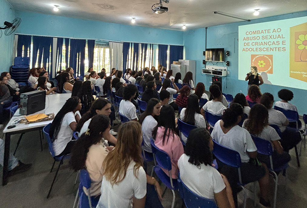Juventude de Arraial do Cabo  promove ação de combate à violência infantil com alunas do curso normal