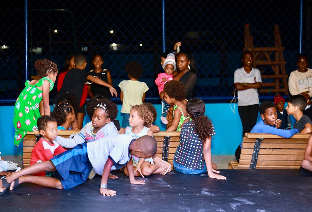 Manoel Corrêa em Cabo Frio, ganha praça renovada com quadra esportiva, parquinho e iluminação nova