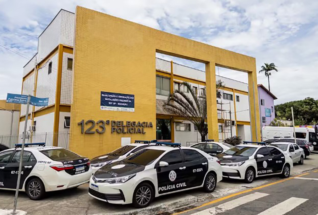 Polícia detém trio acusado de tráfico na Favela da Linha em Macaé