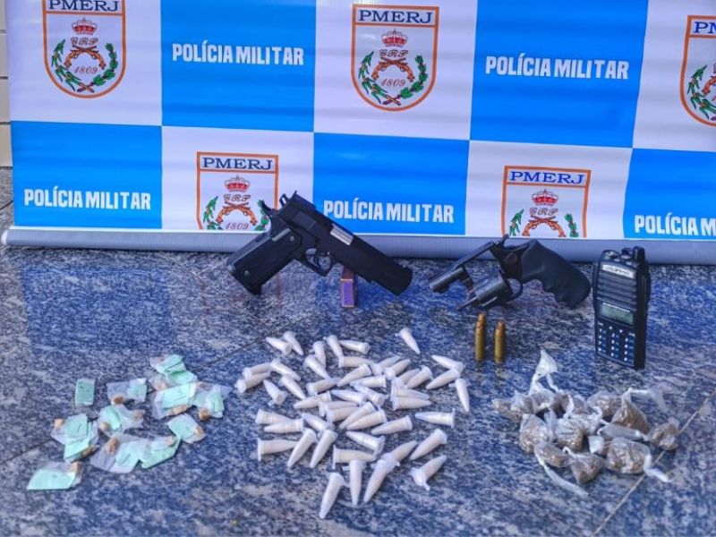 Denúncia anônima leva PM a apreender drogas e arma de fogo em Silva Jardim