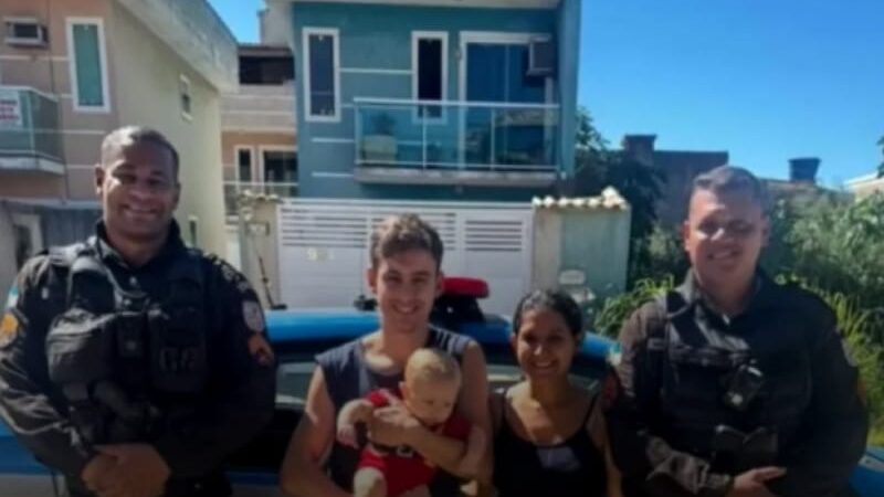 Bebê de 5 meses é salvo por policiais militares depois de engasgar com leite em Rio das Ostras