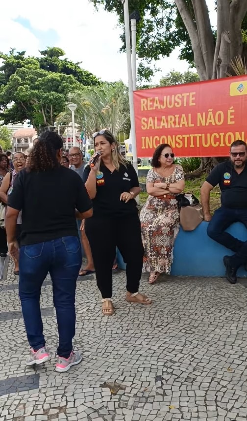 Servidores cobram valorização com protesto em frente à Prefeitura de Campos