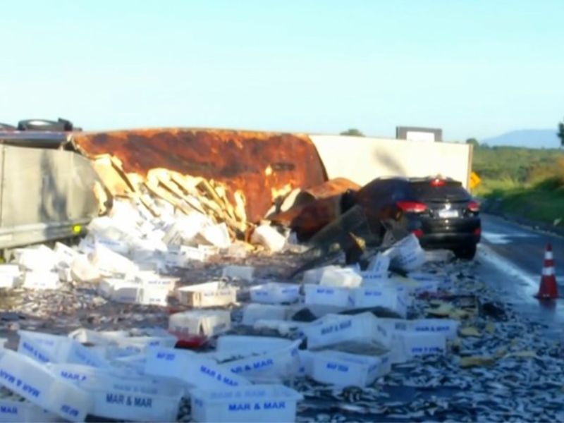 Acidente com caminhão de peixes em Araruama deixa trânsito lento na Via Lagos nessa quinta, 5