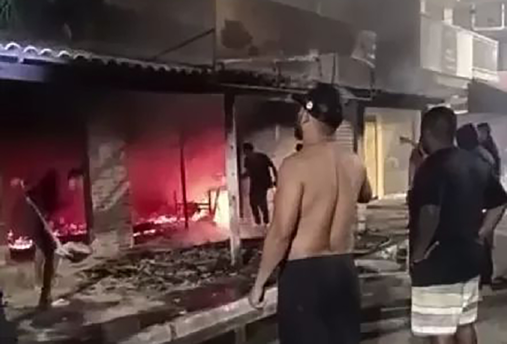 Loja pega fogo no distrito de Tamoios, em Cabo Frio, e ação dos moradores evita desastre