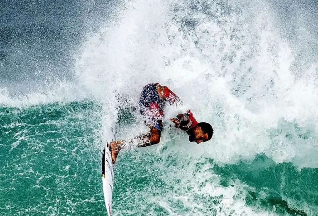 Ítalo Ferreira faz manobra espetacular e garante vaga nas quartas de final em Saquarema