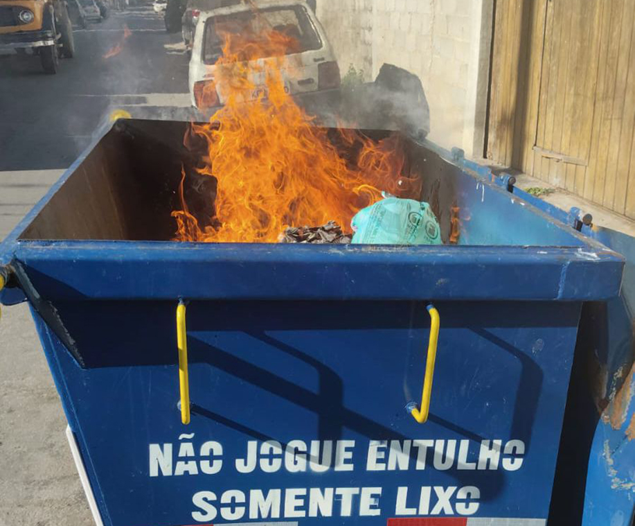 Ato de vandalismo põe em risco segurança e limpeza urbana em Cabo Frio