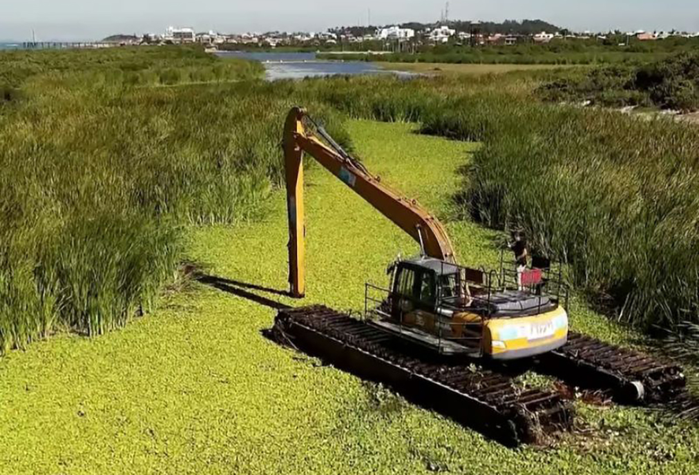 Rio das Ostras inicia limpeza da Lagoa de Iriry depois de anos de abandono