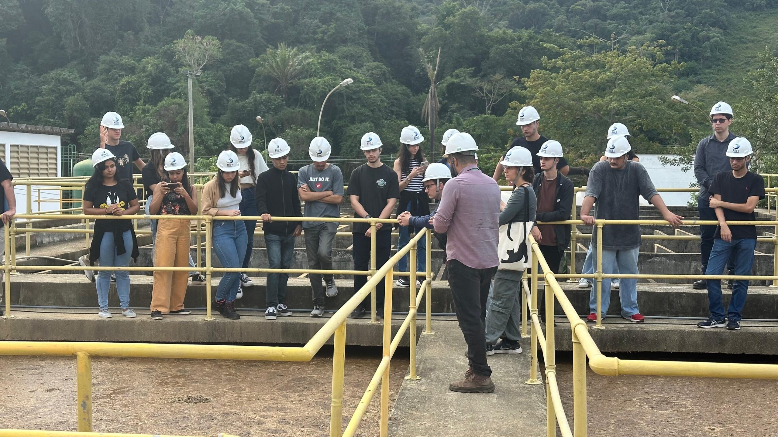 Alunos da UFF conhecem projeto inovador de concessionária de saneamento de Rio das Ostras