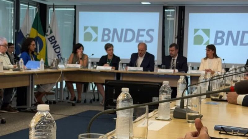 Região discute desenvolvimento econômico e turismo em encontro com BNDES e Embratur no Rio