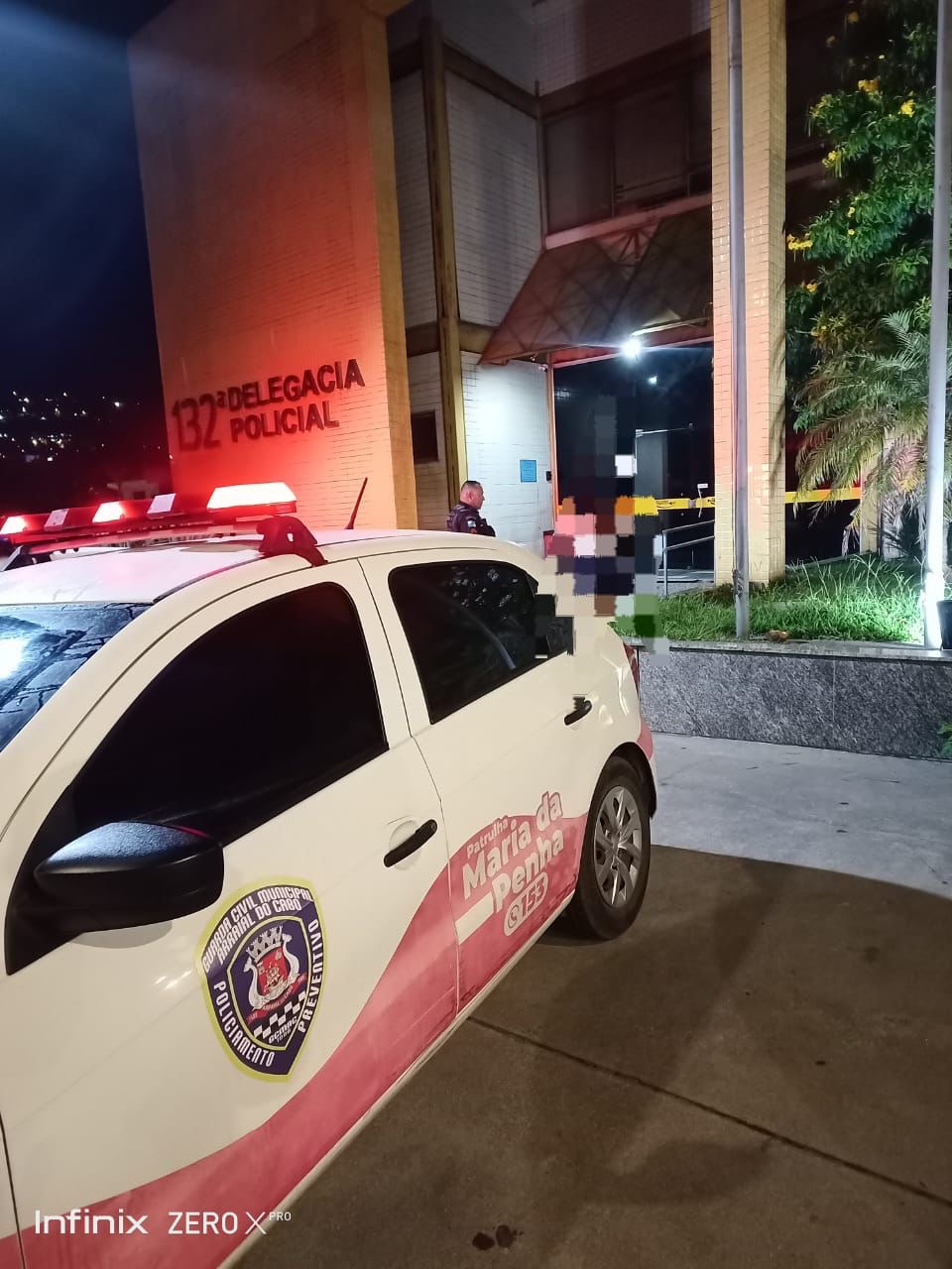 Homem se esconde no banheiro para evitar prisão em Arraial do Cabo