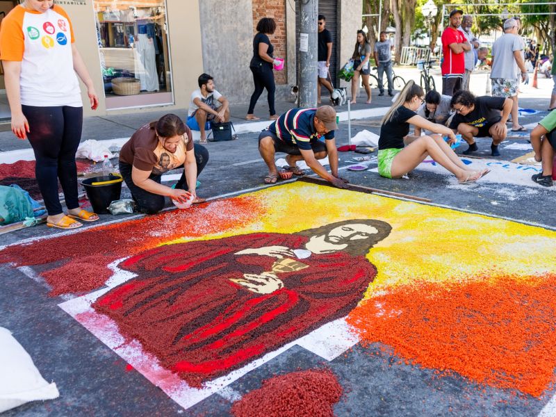 Silva Jardim celebra feriado de Corpus Christi com tradicionais tapetes de sal e procissão