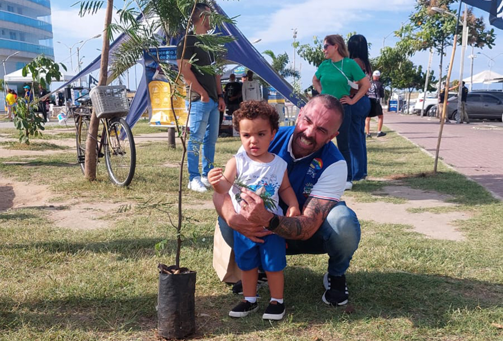Ação ambiental ocupa Praia do Forte com plantio, teatro e caminhada pelos oceanos