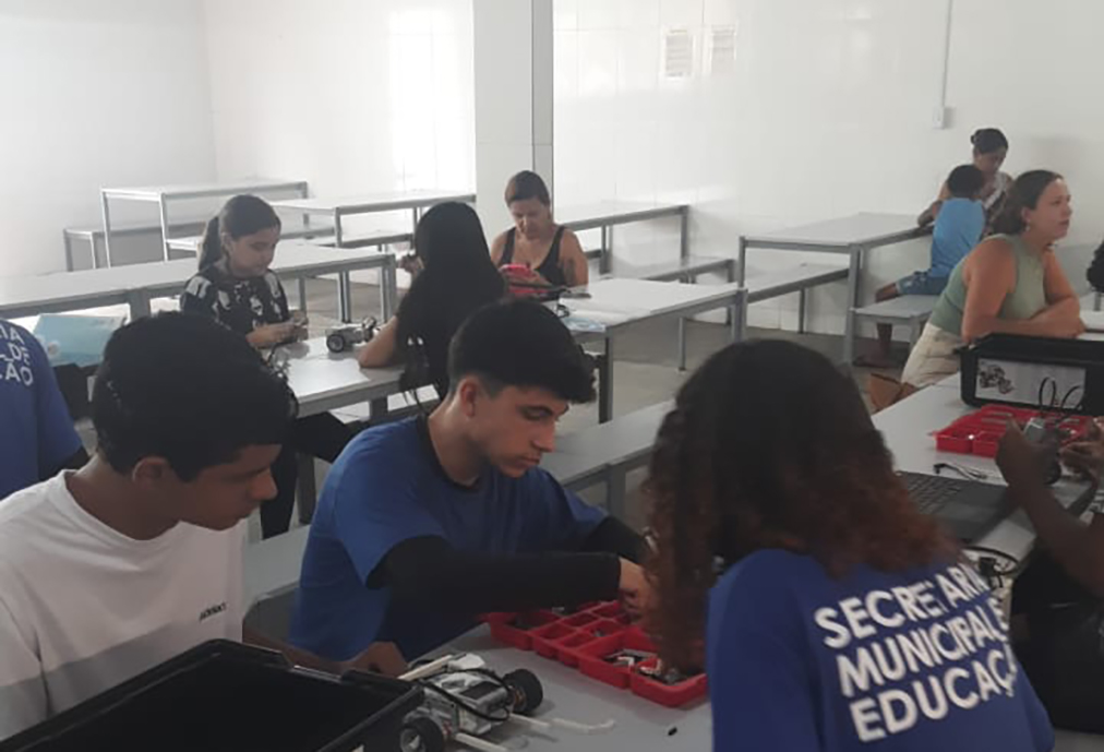 Estudantes recebem certificados e uniformes em encerramento do curso de Robótica em Cabo Frio