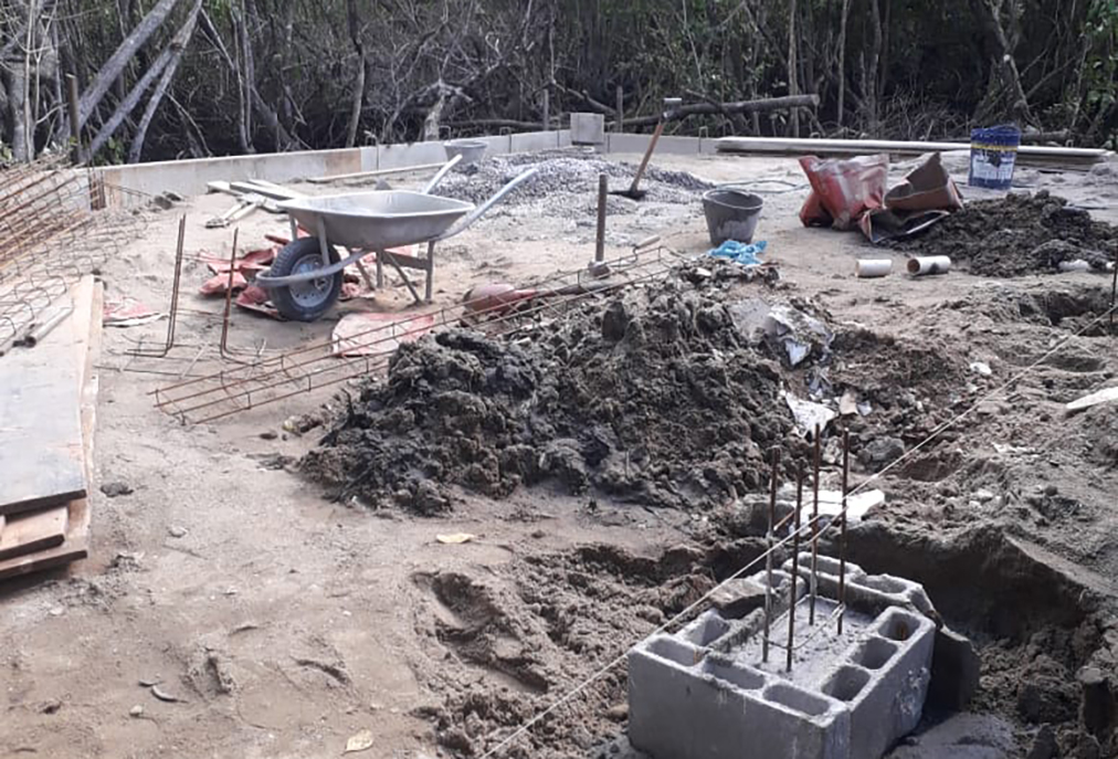 Área de preservação é alvo de construção ilegal e ação da Prefeitura de Cabo Frio impede avanço da obra
