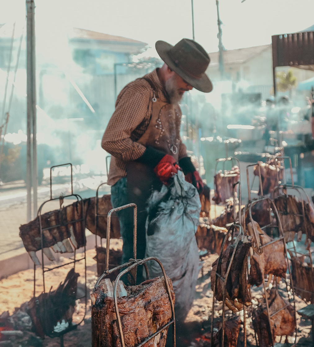 O Blend BBQ Festival é o point do fim de semana em Cabo Frio, com carnes nobres na brasa e tributos ao vivo