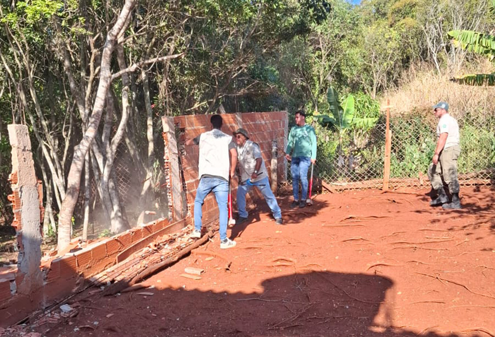 Muro que invadia parque estadual em Cabo Frio é demolido após descumprimento de notificação