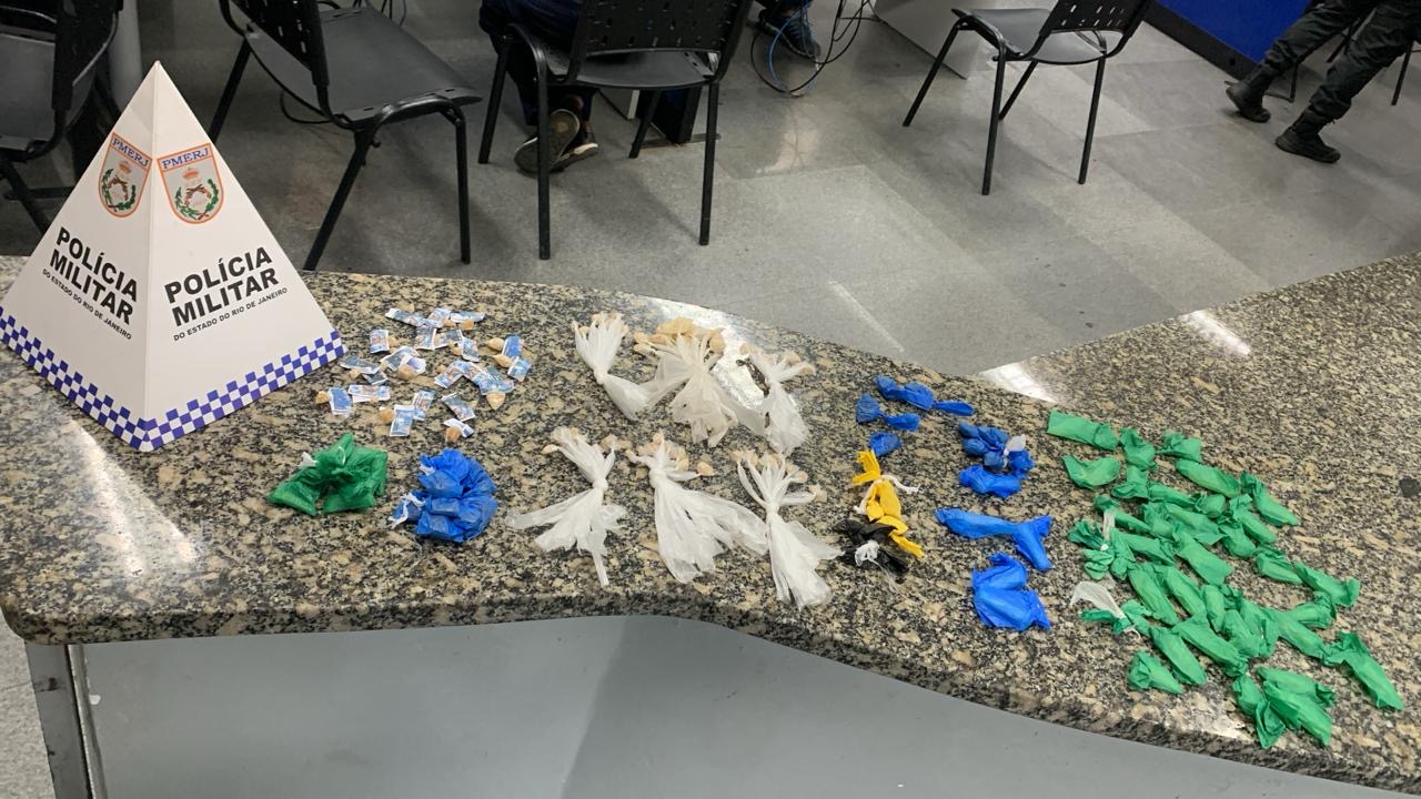 Homem é preso com cocaína e maconha na Praia Campista em Macaé