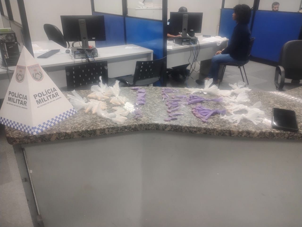 PM persegue suspeitos e apreende drogas em colégio em Macaé