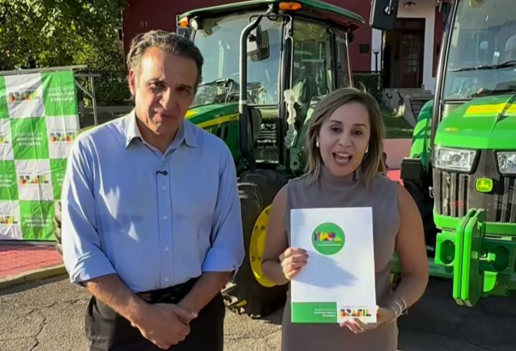 Programa do governo federal entrega trator novo para a Prefeitura de Araruama