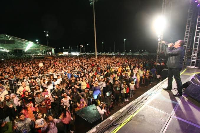 Fé, louvor e multidão marcam o evento Expo Gospel em Cabo Frio com palco de adoração