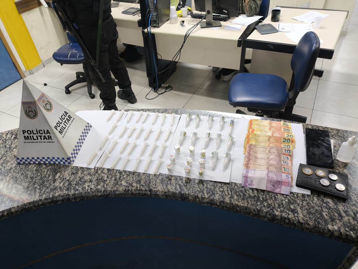 Traficante é preso pelo 32º BPM vendendo drogas em frente a depósito em Rio das Ostras