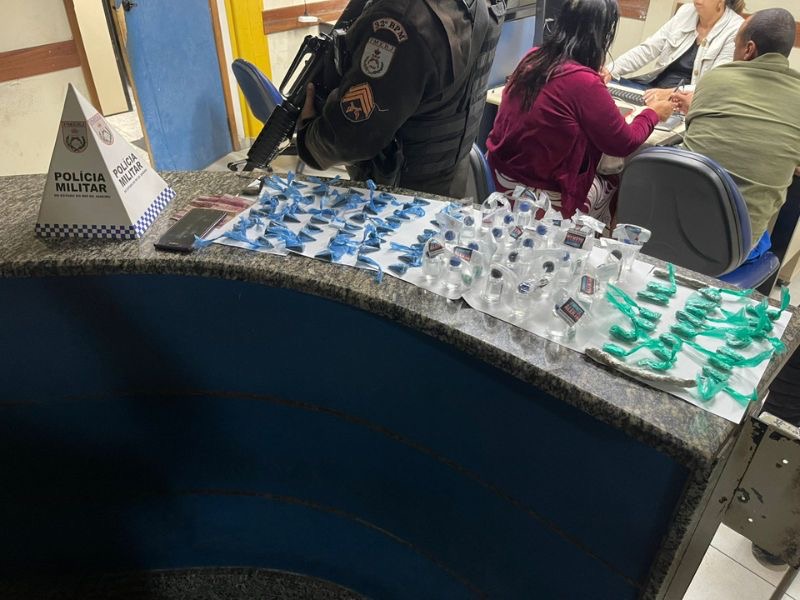 Policiais seguem denúncia e encontram casa que servia de depósito de drogas em Rio das Ostras