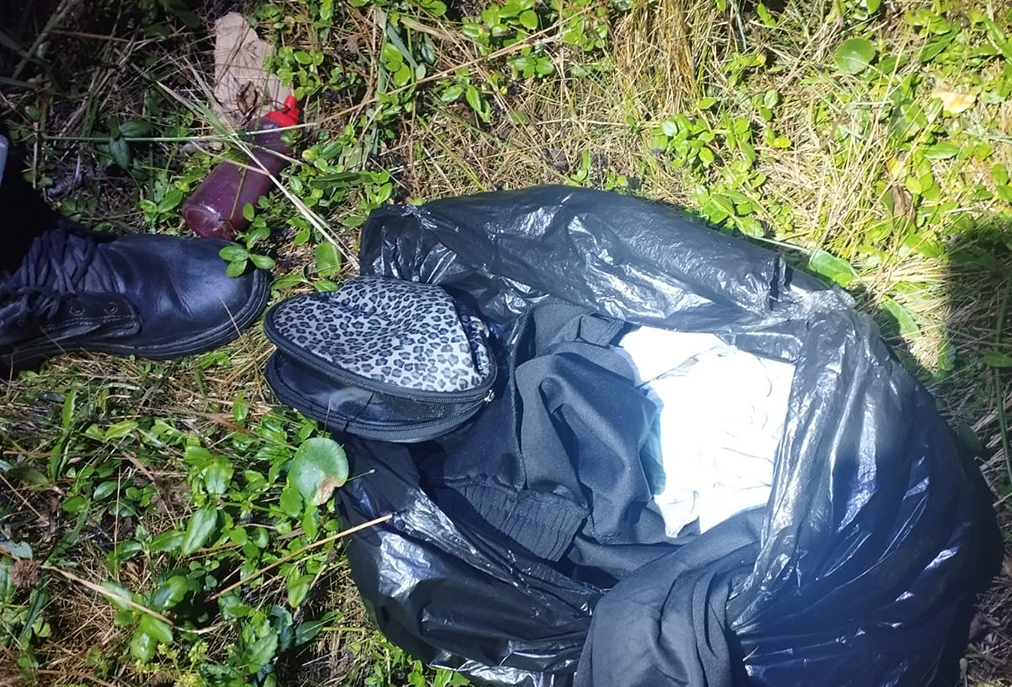 Objetos descartados em área de mata no Braga, Cabo Frio, são retirados após denúncia de moradores