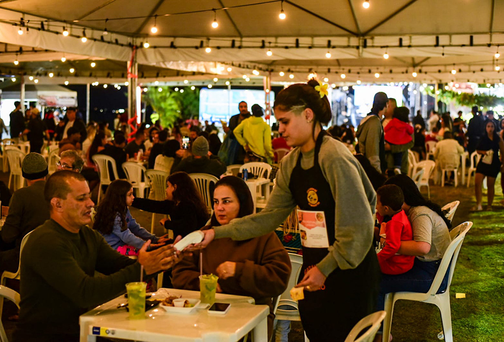 Camarão, música e tradição marcam o início do festival gastronômico em Cabo Frio