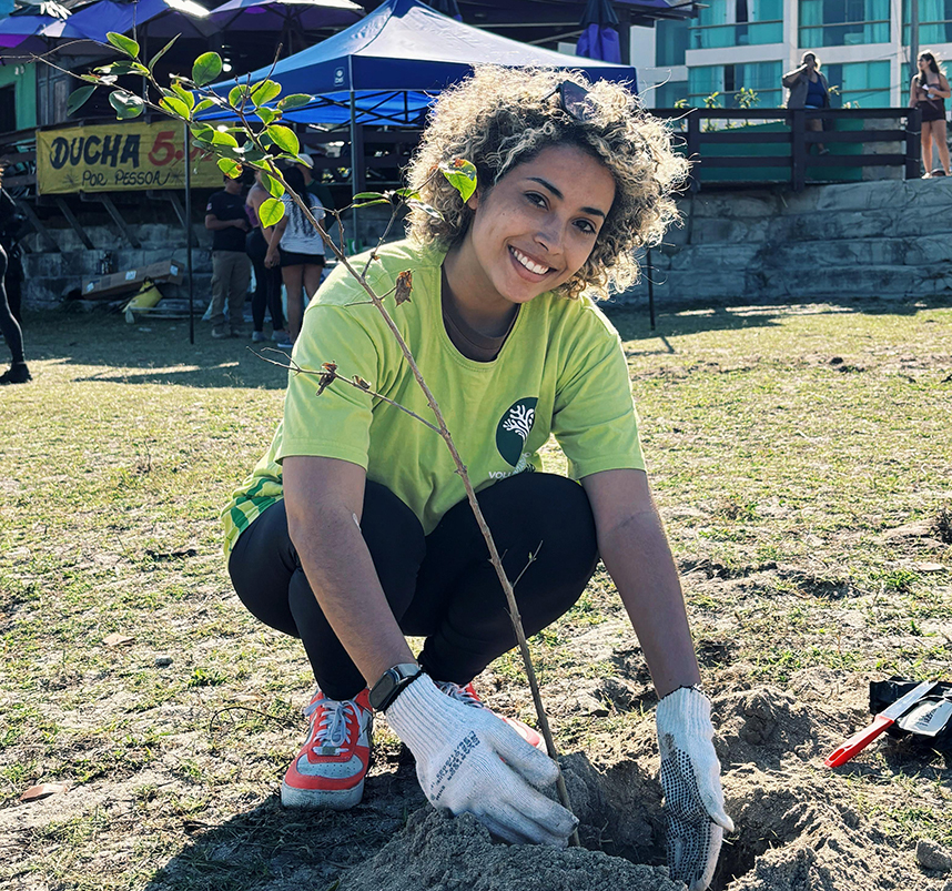 Semas realiza plantio de mudas em Arraial do Cabo para preservação da restinga e fauna marinha