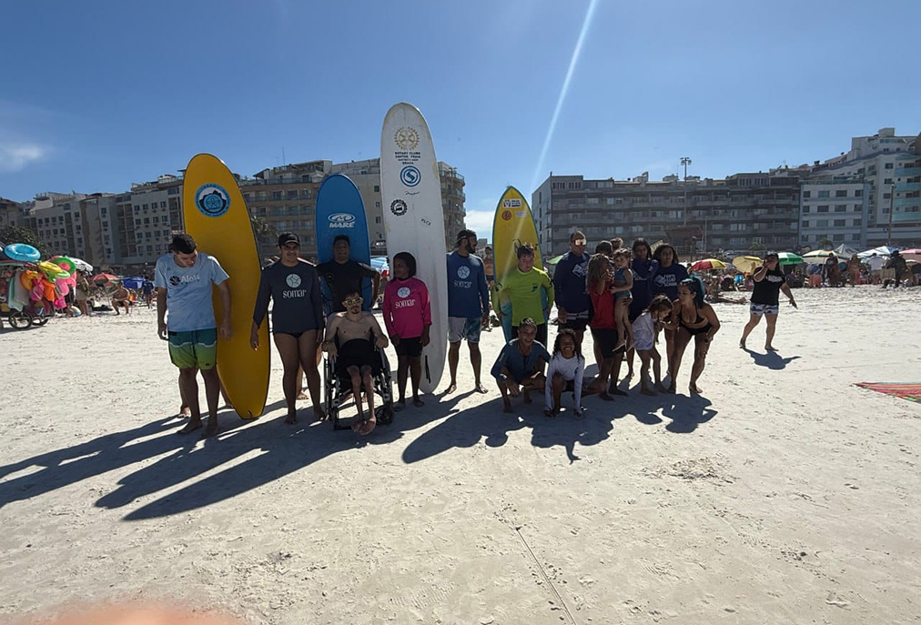 Surfistas mostram talento e garra na largada do circuito estadual em Cabo Frio