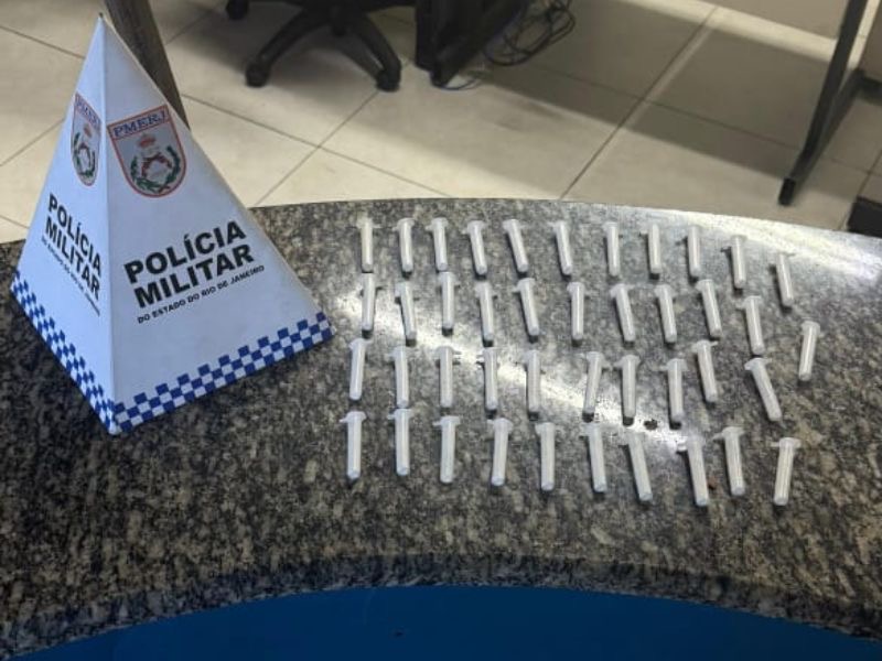 Policiais militares prendem 2 homens por tráfico no bairro Palmital, em Rio das Ostras