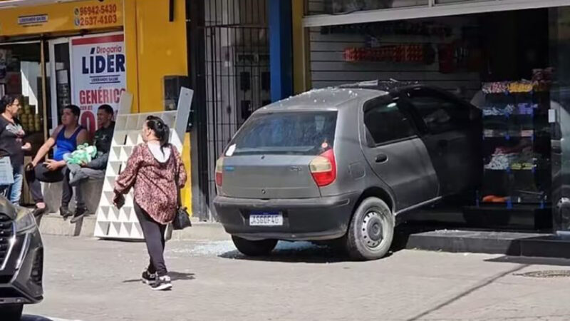 Carro sofre batida e acaba invadindo loja de doces no centro de Maricá