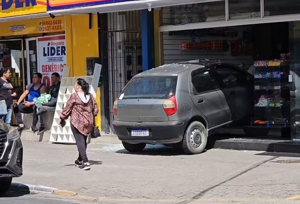 Carro sofre batida e acaba invadindo loja de doces no centro de Maricá