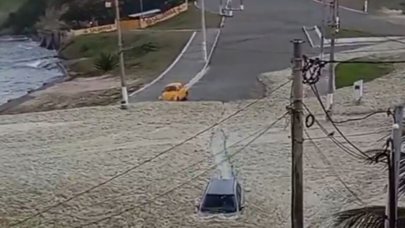 Orla de Saquarema é invadida por espuma do mar que cobriu arte e ruas da cidade